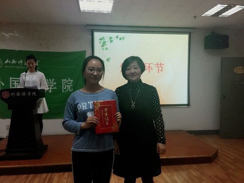 陈辉老师为冠军组颁奖