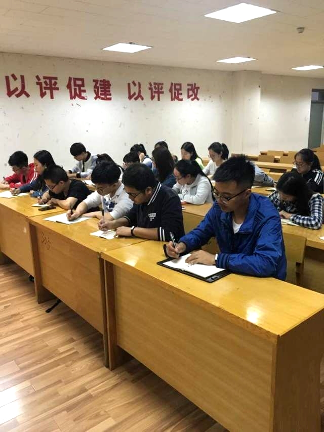 大家在认真做笔记