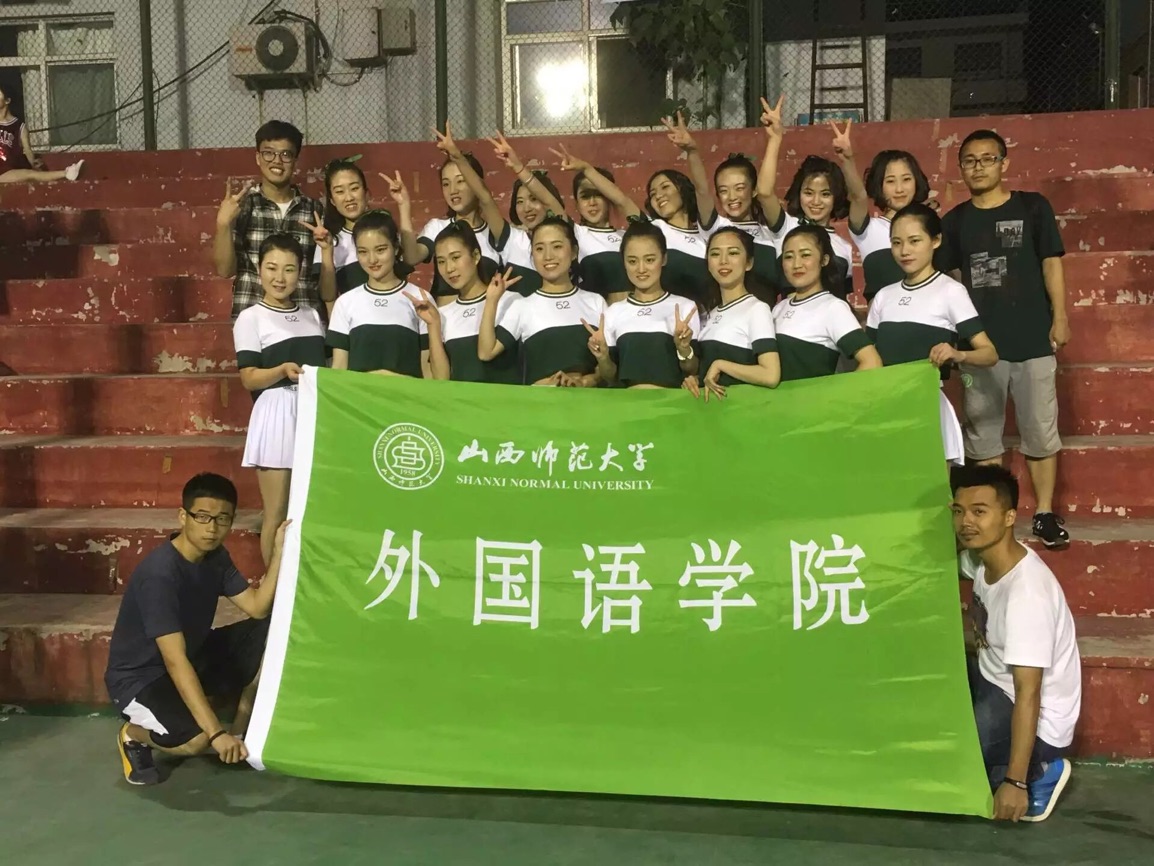 太阳官网啦啦操队员合影留念