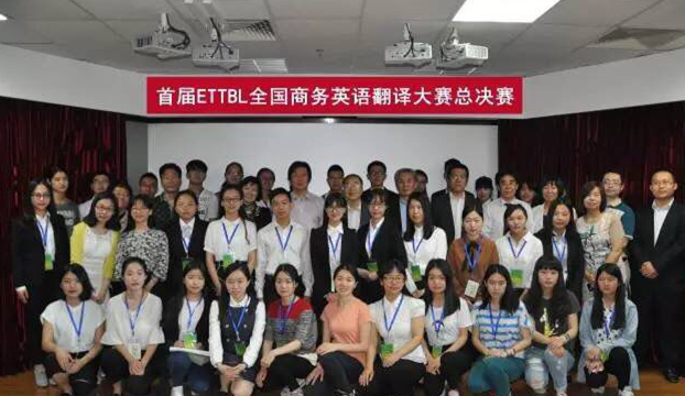 选手与评委赛后留念