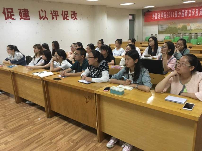 在座同学在认真听讲