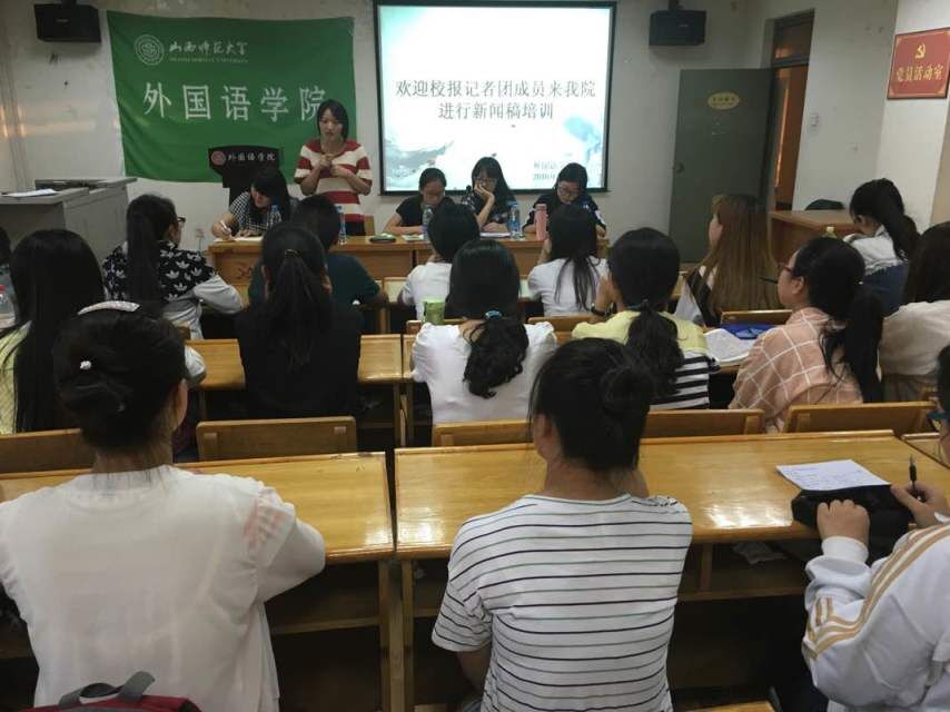 校报记者团成员郑丽同学讲解摄影技术