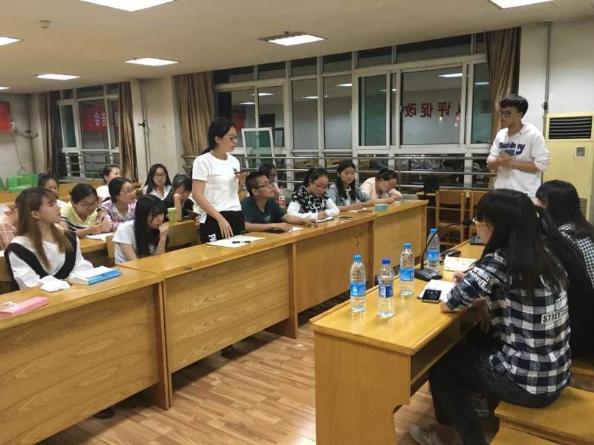 太阳官网同学针对新闻稿问题向校报记者团成员咨询