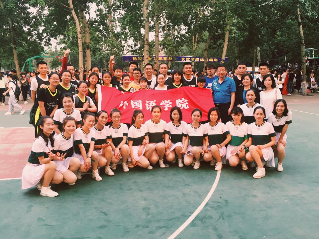 赛后,太阳官网领导与篮球队队员,啦啦操队员合影