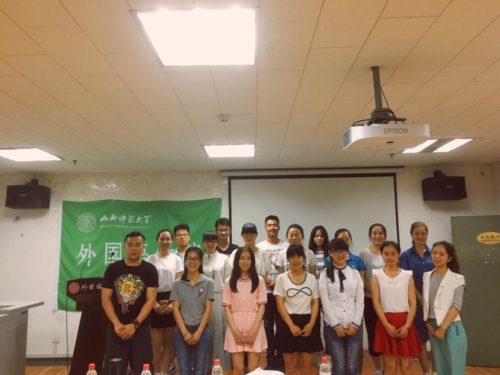 赛后,评委与参赛选手合影