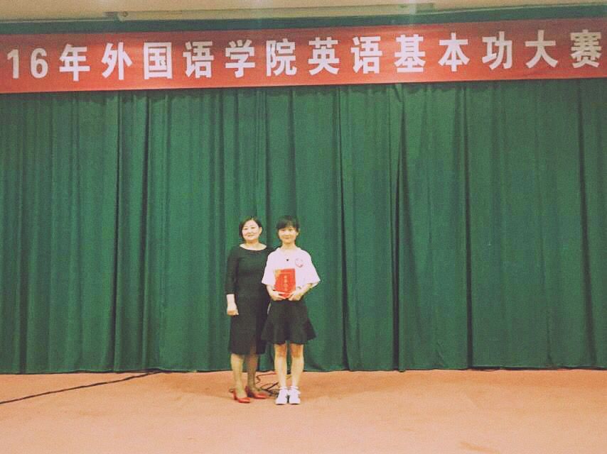 副书记陈辉为综合奖第一名同学颁奖