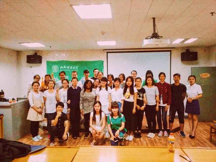 参赛选手与评委合影