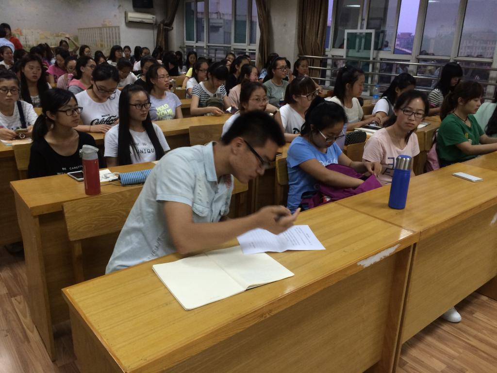 大家在诚信贷款承诺书上签字