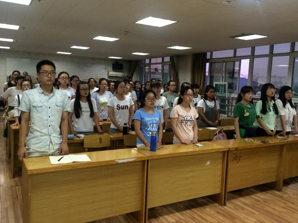 大家在学生代表的带领下进行诚信宣誓