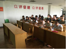 同学们参加心理测试