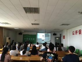 同学们观看心理视频