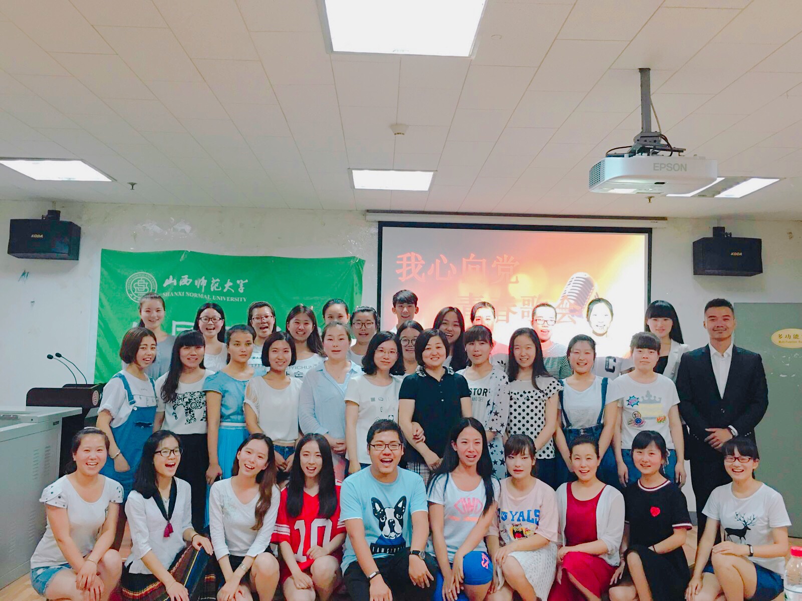 赛后,评委与比赛选手合照