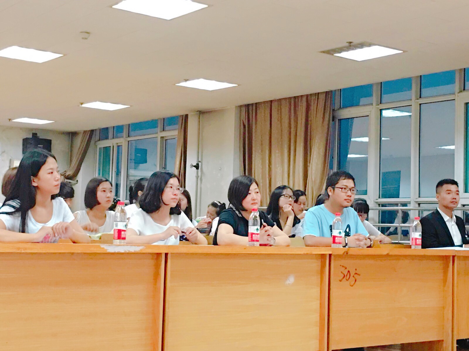 评委们为选手评分