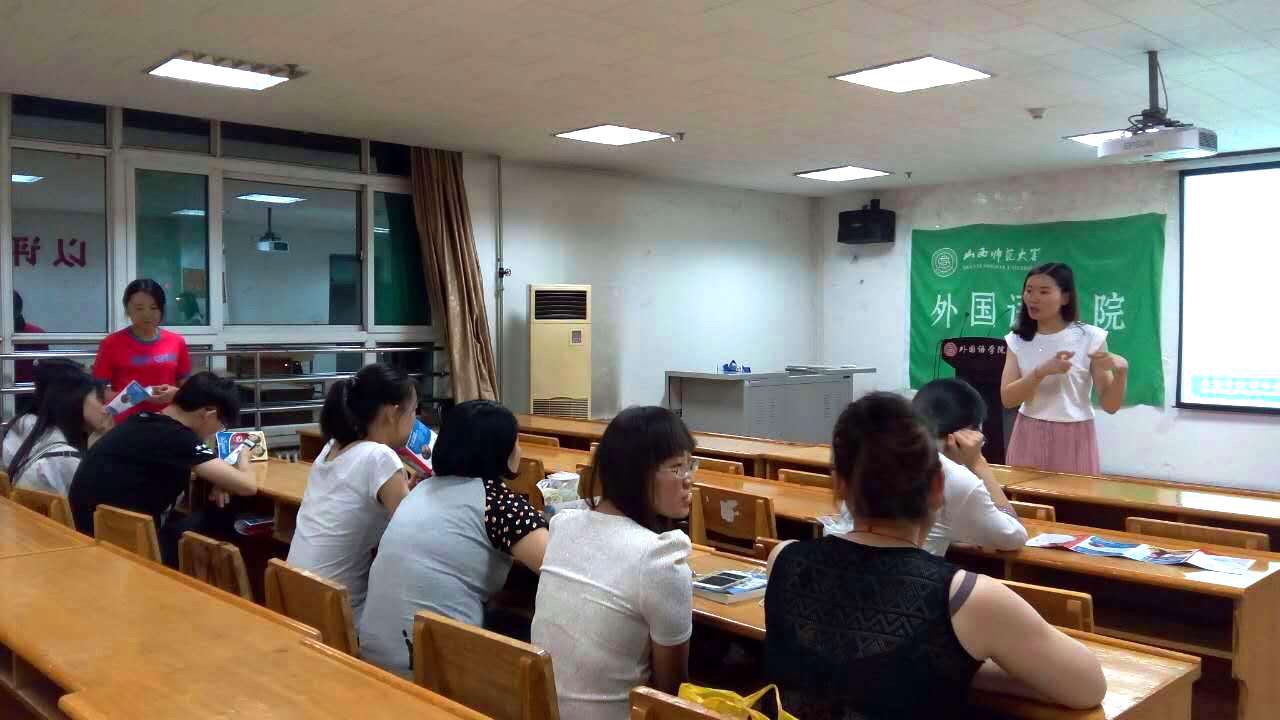 招聘负责人向同学们介绍企业相关信息