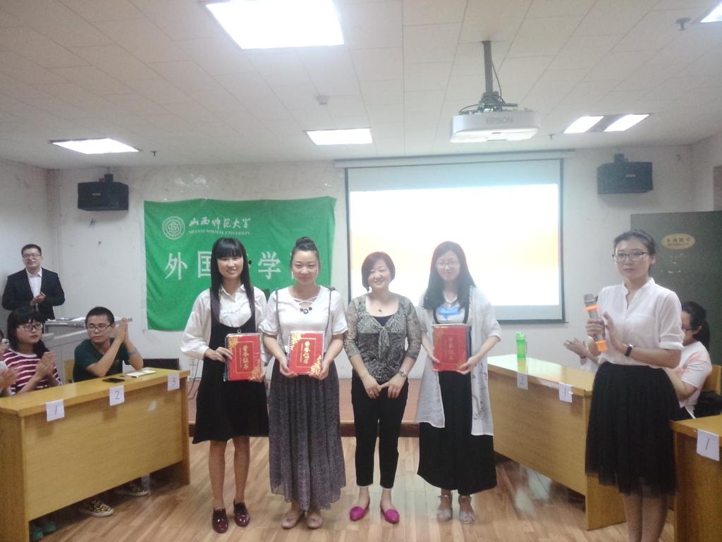 陈书记为获奖党员颁奖