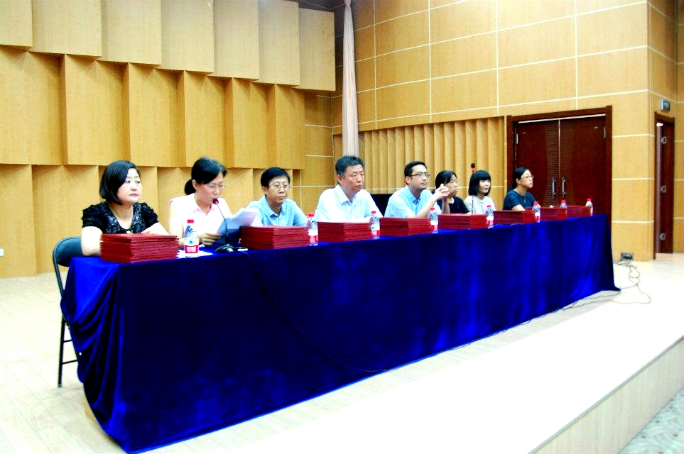 副院长张君宣读毕业生毕业情况及优秀毕业生名单