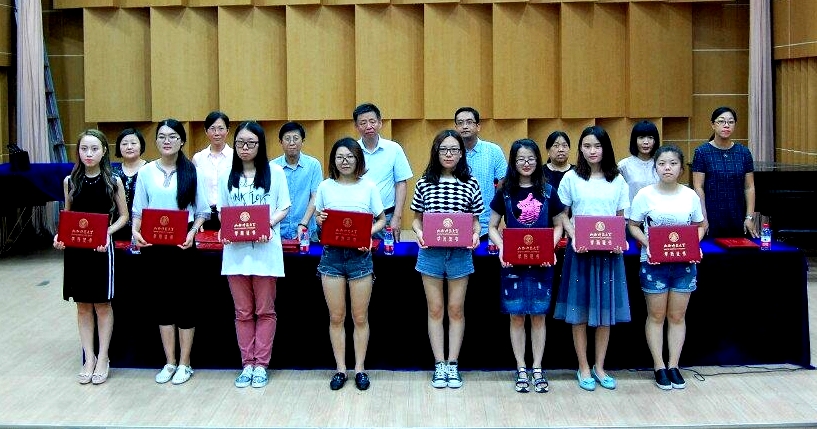 各位领导为毕业生颁发毕业证书