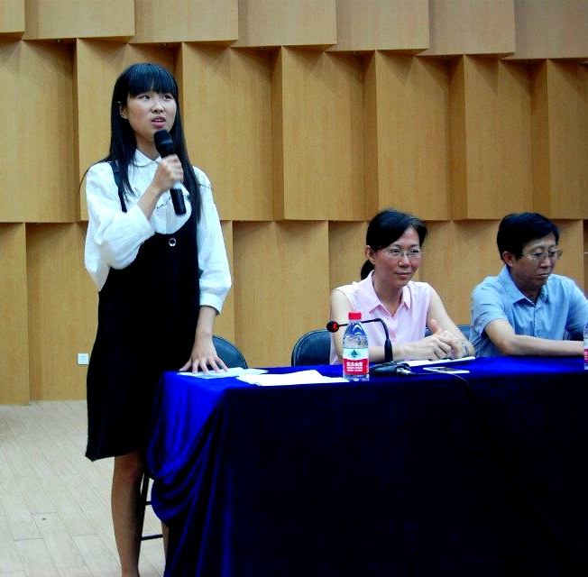 学生代表皇甫璇发言