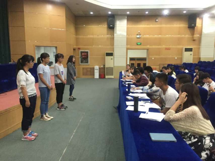 认真面试新生的学生会负责人