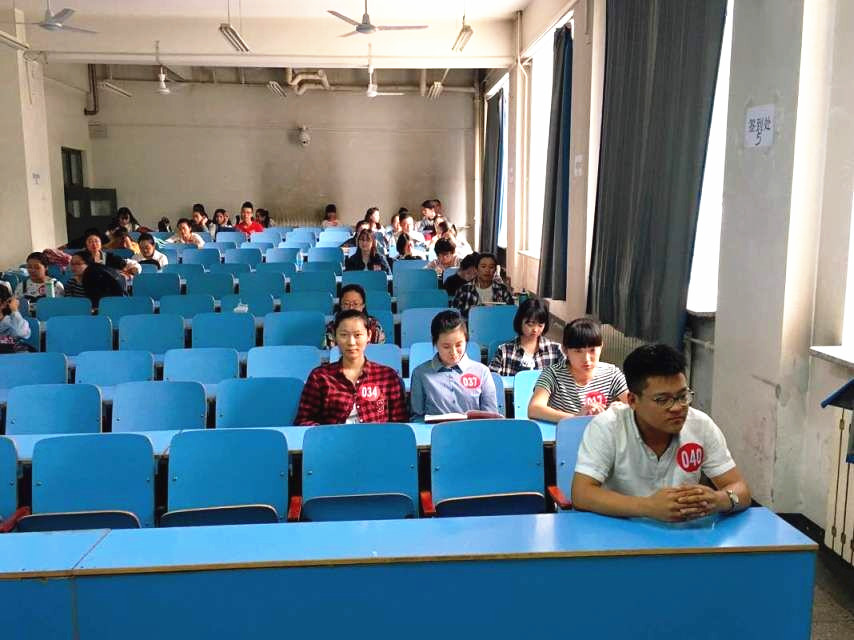 第二轮比赛中候场的选手们