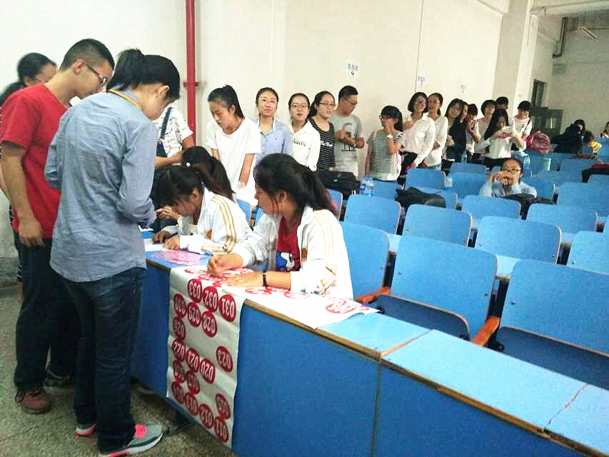 候场区签到的选手们