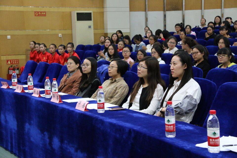 专注的评委老师