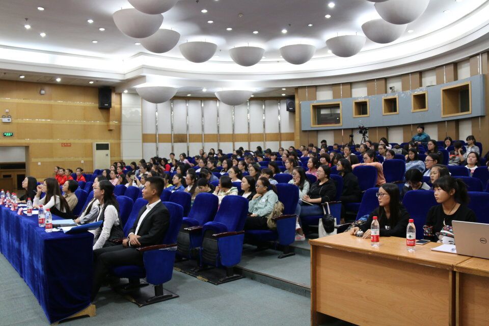 认真的观看的同学们