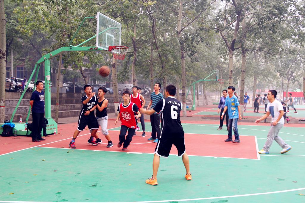 同学们在赛场上你争我夺、你攻我守。