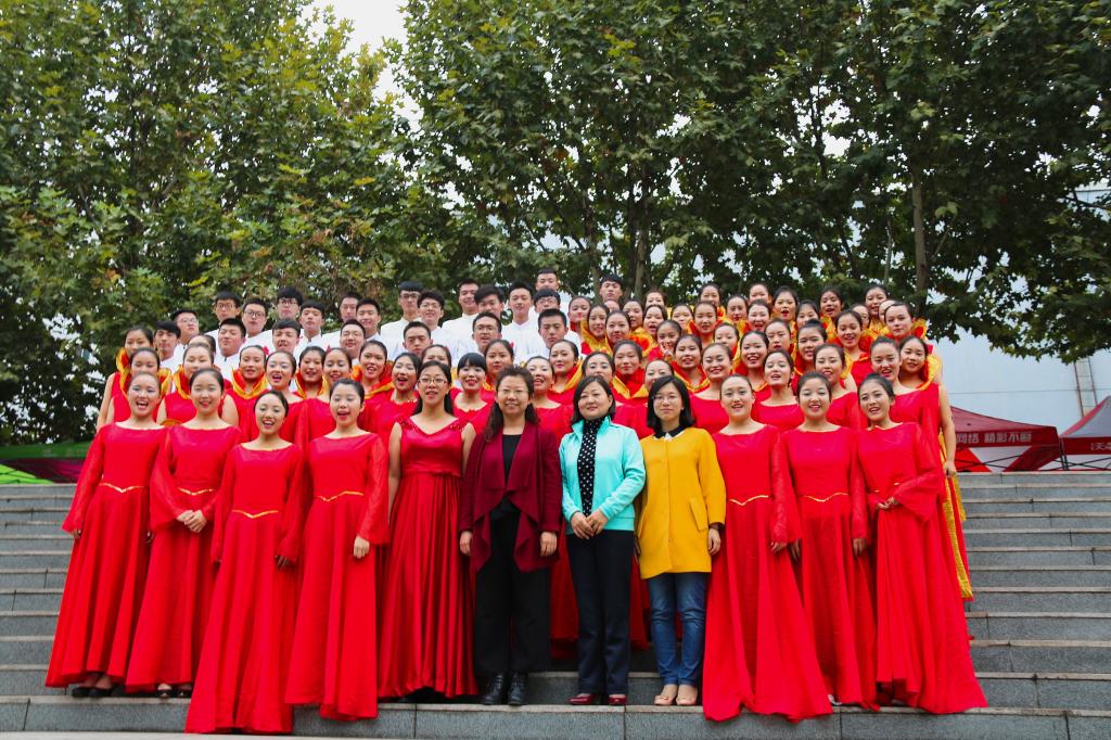 赛后,太阳官网指导老师与同学们合影留念