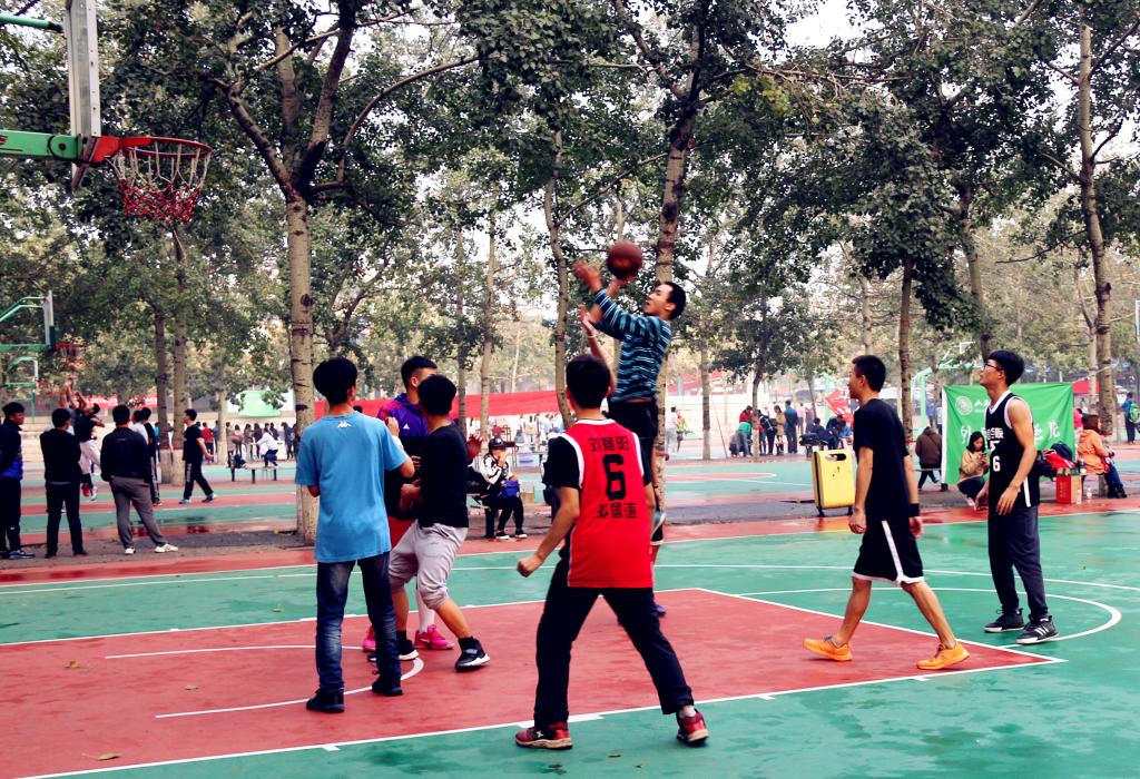 同学们在球场上帅气投球
