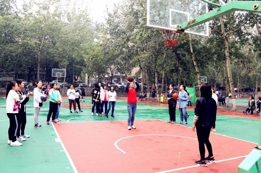 篮球主力队员对新生进行选拔