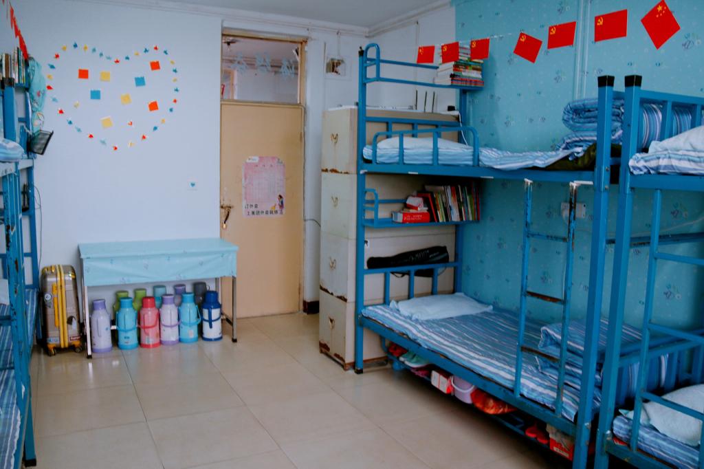 宿舍内充满红色党团元素