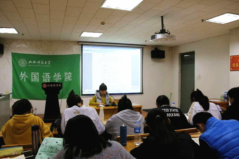 杨丽君同学在做“入团在教育”培训