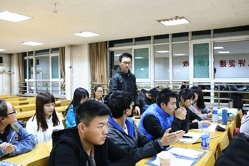 同学在做自我介绍