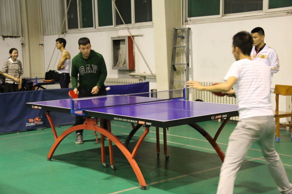 冯鑫伯同学(左)在专注地打球