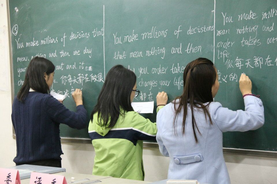 选手进行“三笔字”比赛