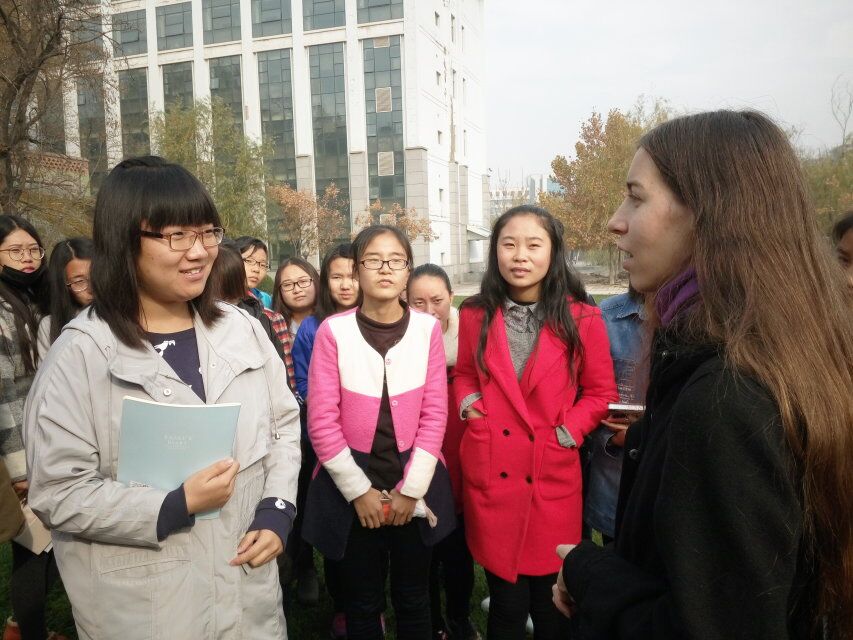 外教Hola给同学们作指导