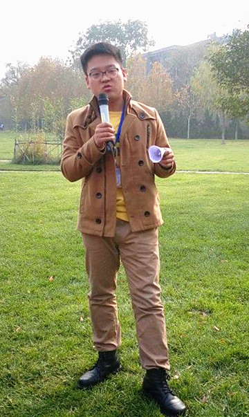 刘耀华简要介绍英语口语角的活动内容和规则