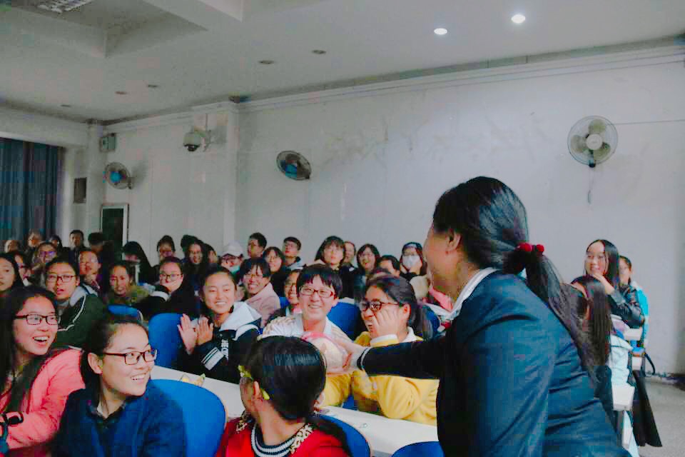 讲座会后,主讲人和大家积极互动。