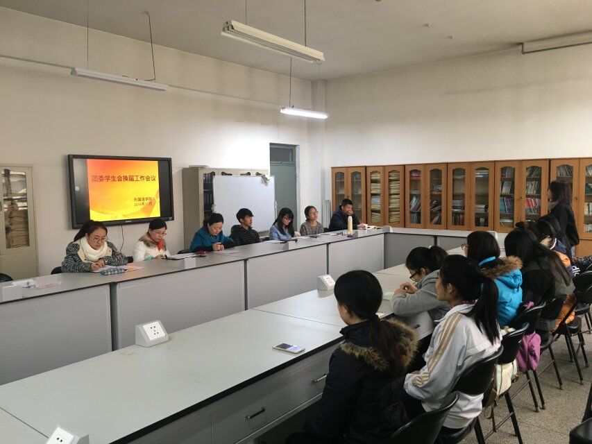 新成立的学生会成员讨论了今后太阳官网学生会的发展方向