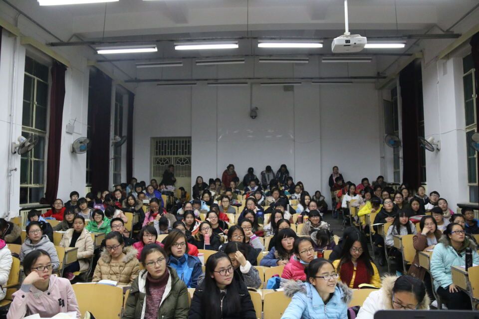 同学们认真倾听关于四级考试中易出现的问题。