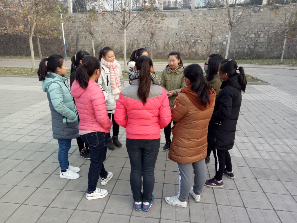 每一个团队在确定队名、口号及队形