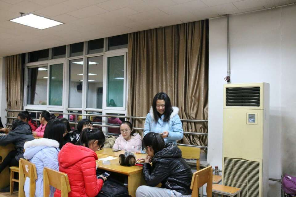 小组成员讨论并总结艾滋病的危害