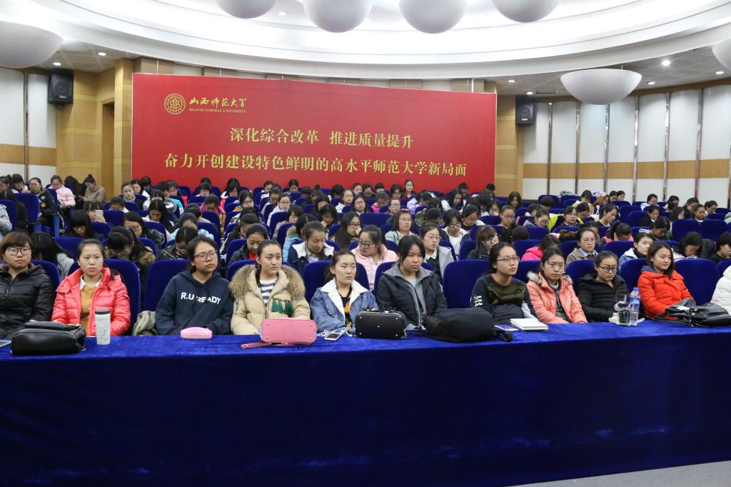 太阳官网大一、大二同学认真听讲