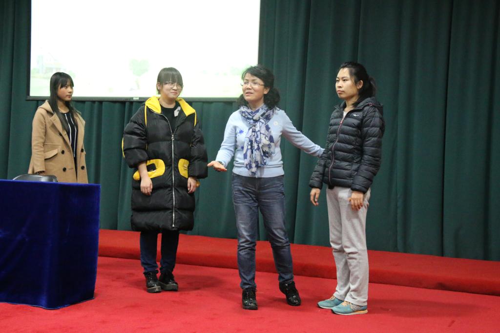 尹老师与同学互动