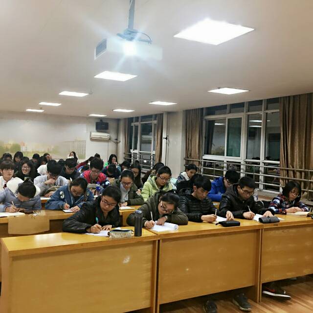 同学们认真做会议笔记