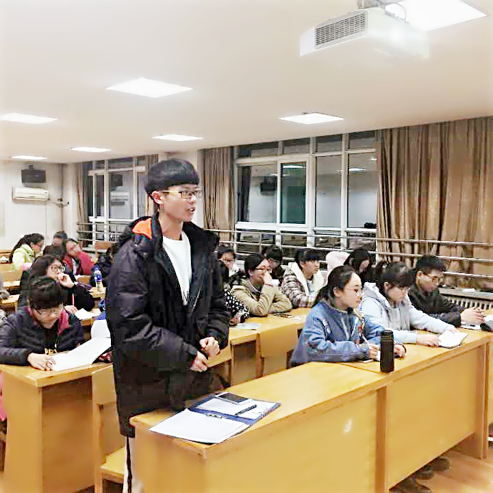 同学们向学长学姐提问