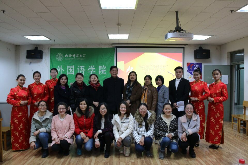 赛后,评委老师和比赛选手合影留念