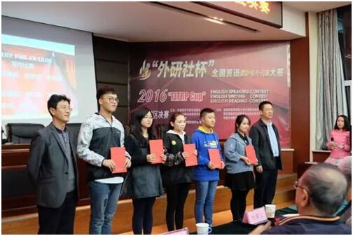 写作一等奖获得者李平凡(左二)