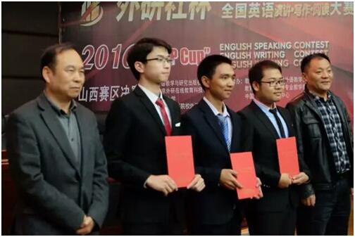 演讲特等奖获得者张炯楠(右二)